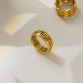 Dettaglio dell'anello largo placcato oro 18K con motivo geometrico a triangoli cavi - US 6 / Piccolo Triangolo Cavo