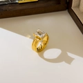 Detailansicht der Zirkonia-Einlage auf einem breiten 18K vergoldeten Edelstahlring - US 6 / Rechteckiges Zirkon Doppelbogen
