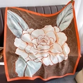 Detailstruktur eines großen quadratischen Seidentuchs mit Vintage-Kamellienmuster - 90*90cm / Karamell