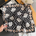 Foulard quadrato in seta premium con motivo camelia bianca su tavolo in legno - 53cmx53cm / Camelia Bianco e Nero (ZS-310-Nero)