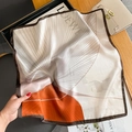 Foulard quadrato in seta con linee radiali astratte arancioni e beige tenuto in mano - 53cmx53cm / Arancione Beige