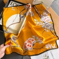 Foulard quadrato in seta con stampa di fiori di ciliegio e illustrazione lunare - 53*53cm / Giallo Arancio
