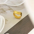 Detail eines mehrlagigen Spiralgoldrings mit Wellenlinien auf edlem Holzgrund - US 6 / Dreilagig Ausgehöhlt Gebogen