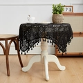Elegante tovaglia nera all'uncinetto con motivi floreali e nappe per il tavolo da pranzo - 60*60cm / Rombo Vintage (Nero)