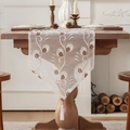 Détail d'un chemin de table classique en dentelle brodée avec fleurs et pompon blanc - 30*90cm / Plume de Paon Blanche