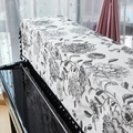 Dettaglio del copripiano in cotone e lino con motivi floreali e frange nere con nappe - Floreale Nero con Nappine / 100*150cm