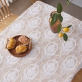 Französische Vintage-Spitzentischdecke in Beige mit Blumen- und Schmetterlingsstickerei - 132*132cm / Weiß