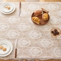 Nahaufnahme der französischen Vintage-Spitzentischdecke mit Blumenstickerei auf Holztisch - 132*132cm / Beige