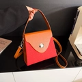 Sac à main boîte tendance en orange et rouge contrastés avec texture et bandoulière - Rouge