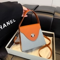 Sac boîte contrasté avec corps gris texturé et poignée en cuir orange avec bandoulière - Gris