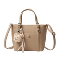 Sac seau kaki minimaliste avec texture litchi, poignées et breloque ours mignonne - Kaki
