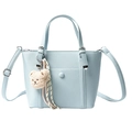 Bolso tote azul claro de cuero con patrón de lichi y lindo amuleto de oso de peluche - Azul