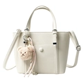 Bolso cubo blanco de cuero granulado con amuleto de oso y borla trenzada - Blanco
