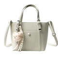 Bolso tipo cubo de cuero gris claro con textura litchi y colgante de osito - Gris