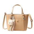 Bolso tote minimalista de cuero caqui con colgante de oso de peluche y bandolera - Albaricoque