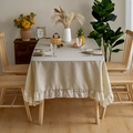 Dettaglio tovaglia in lino beige con pizzo floreale e bordo con volant raffinati - 140*100cm / Color Lino (Con Volant)