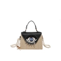 Stroh-Handtasche mit schwarzer Lederklappe und einzigartigem Perlen-Augendesign im Boho-Stil - Schwarz