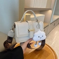 Petit sac carré beige avec texture tissée, pendentif nuage et bandoulière à motifs géométriques - Sans Pendentif / Blanc
