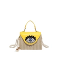 Borsa in paglia con patta in pelle gialla, dettaglio occhio di perline e tracolla in corda - Giallo