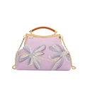 Violette Handtasche mit Blumenstickerei, Goldrahmen und Kettenriemen auf weißem Grund - Lila
