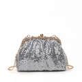 Elegante pochette da sera con paillettes argento catena dorata e chiusura floreale di cristalli - Argento