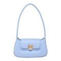 Borsa sottobraccio rettangolare azzurra in pelle opaca con chiusura a cuore - Blu