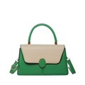 Bolso de mano minimalista en cuero verde con solapa tejida beige y aro dorado - Verde