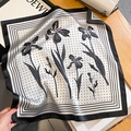 Vue détaillée d'un foulard en soie avec motif de fleurs d'iris noires et blanches et pois - Motif à Pois Iris Noir Beige (ZS-274-1-Noir Beige)