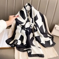 Elegante bufanda de seda con estampado de camelia en blanco y negro y geometría - 90*180cm / Negro