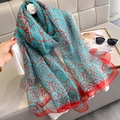 Écharpe florale bleue avec motif de roses rouges, idéale comme châle de plage léger - Bordure Rouge (B-138)