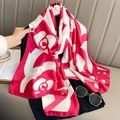 Pañuelo de seda con estampado de camelias rojas y blancas sobre un conjunto negro - 90*180cm / Rosa Rojo