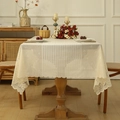 Rustikale beige Spitzentischdecke mit vertikalen Streifen und Wellenrand auf Holztisch - 140*100 / Beige gestreifte geblümte Tischdecke