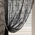 Französischer Vintage Spitzenvorhang in Schwarz mit Blumenmuster und Perlen-Raffhalter - 100*140cm / Schwarz