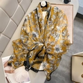 Élégante écharpe en soie jaune avec imprimé floral et bordure noire sur canapé - 135*190cm / Jaune Gingembre