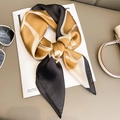 Seidiges quadratisches Halstuch mit Kamelien- und geometrischen Mustern in Schwarz-Gold - 70*70cm / Beige-Schwarz