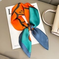 Modisches Camellia Seidentuch mit markantem orange-blauem Blumendruck für Damen - 70*70cm / Blau und Orange
