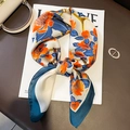 Elegante foulard in seta con stampa girasole abbinato a borsa in pelle beige di classe - Seta sintetica / Bandana / Beige Blu