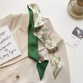 Nahaufnahme von grünem Lilien-Seidenschal auf beigem Blazer mit französischen Accessoires - Lilie Beigegrün (CT-400)