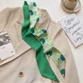 Eleganter grüner Seidenschal mit geometrischen Mustern auf beigem Blazer drapiert - Punktmuster Fruchtgrün (CT-401)