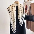 Élégant foulard en soie à pois noir et blanc, drapé sur une robe pour un look chic - Grand Foulard Carré / Beige à pois