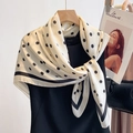 Élégant foulard beige aspect soie à pois noirs avec détails de bordures rayées - 23232 - Image Principale / 90*90cm