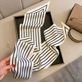 Minimalistischer schwarz-weiß gestreifter Seidenschal für Haare, Hals und Taschen-Deko - Beige