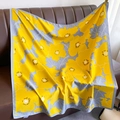 Dettaglio di sciarpa di seta floreale gialla su un divano con consistenza lucida - 90*90cm / XW-67-Giallo