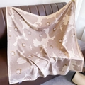 Dettaglio di un foulard in seta con motivo floreale nordico su sfondo di pelle - 90*90cm / XW-67-Rosa Chiaro