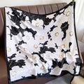 Dettaglio di un foulard quadrato in seta floreale con trama satinata e orlo rifinito - 90*90cm / XW-67-Beige Nero