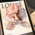 Elegante foulard in seta con stampa marmorizzata rosa e marrone, annodato su una rivista - 53*53cm / Rosa(ZS-281-Rosa)