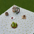 Tappeto da picnic impermeabile con motivo a fiori gialli e frange sull'erba - 150*100cm / Ricamo di Girasole