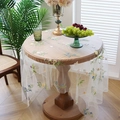 Mantel transparente de malla con bordados florales y mariposas sobre una mesa redonda - 145cmx100cm / Mariposa Hojas Pequeñas