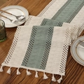 Runner da tavola bohémien con strisce verde salvia ed eleganti nappe beige decorative - 30*45 / Verde