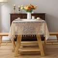 Mantel de encaje beige de estilo francés con flores y flecos sobre una mesa de madera - 130x260cm / Punto de Nieve Beis